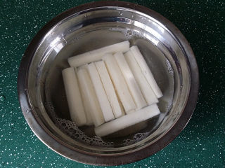 8、蓝莓山药,再将蒸好的山药条快速放入备好的凉开水冷却定型