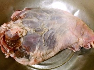 1、烤羊腿,朋友送的一只新鲜的羊腿准备换个口味烤着吃噢