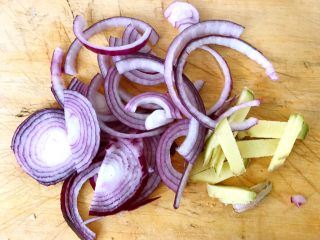 4、烤羊腿,圆葱和姜洗净切好备用