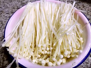 9、烤羊腿,金针菇摘除根蒂洗净沥干水份备用