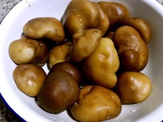 10、烤羊腿,香菇去根洗净沥干水份备用