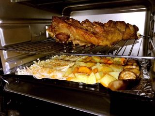 14、烤羊腿,羊腿烤至熟时取出涂上一层油再撒上烧烤料放入烤箱把时蔬烤盘同时也放入烤箱上下火18度烤5分钟即可出炉享用