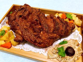 15、烤羊腿,香浓味美的烤羊腿和时蔬摆入盘中在撒上一些烧烤料就可以美美的享受了