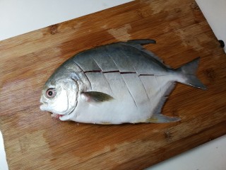 1、生抽金昌鱼,金昌鱼刮去鱼鳞，去掉鱼肠洗净，表面划切数刀