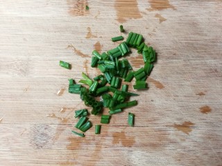 4、生抽金昌鱼,葱洗净切成葱花