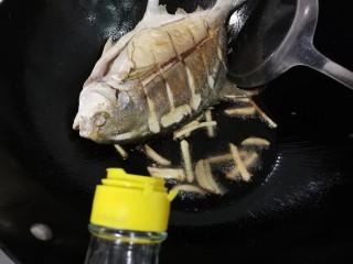 8、生抽金昌鱼,放入两勺料酒蒸发掉