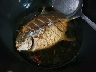 11、生抽金昌鱼,放入有金昌鱼一半高度的清水中火烧至汤汁浓稠，中途翻个面