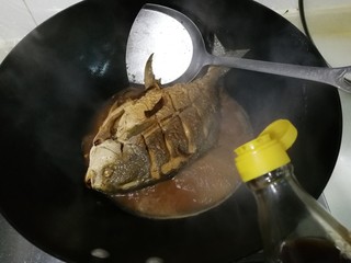 12、生抽金昌鱼,围着锅边放入一勺醋