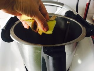 6、姜枣膏,把生姜放入小美主锅。