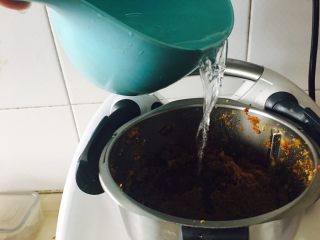 15、姜枣膏,加入净水。