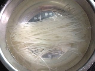 1、砂锅鸡汤米线,米线用水泡软