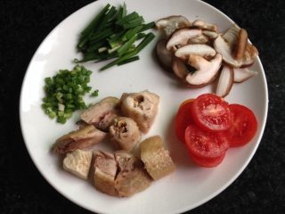 2、砂锅鸡汤米线,如图把食材都切好