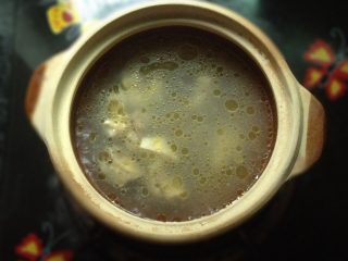 3、砂锅鸡汤米线,砂锅里装入鸡汤和鸡块放点白胡椒粉一起煮