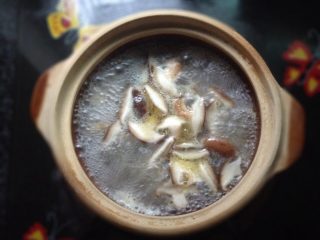 4、砂锅鸡汤米线,鸡块煮熟后放入香菇