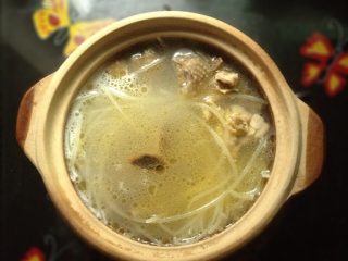 5、砂锅鸡汤米线,放入米线，米线快好时放入番茄