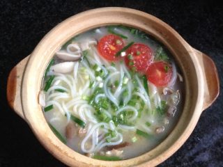 6、砂锅鸡汤米线,米线煮好放盐、鸡精调味，然后把韭菜和葱花放入即可