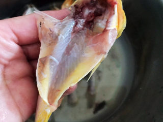 2、酱焖黄花鱼,清除鱼内脏，要把鱼腹里面的黑膜清洗干净