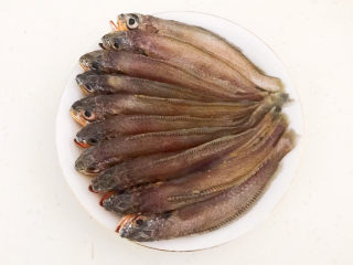 3、酱焖黄花鱼,把所有的小黄花鱼都处理好，清洗干净