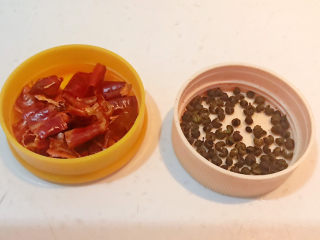 6、酱焖黄花鱼,干红辣椒段和花椒粒