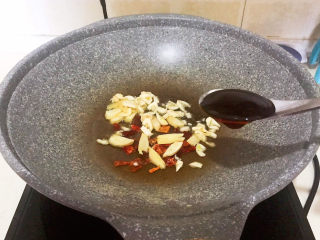 8、酱焖黄花鱼,加入2勺香其酱