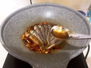 11、酱焖黄花鱼,加入料酒烹去腥味