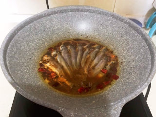 12、酱焖黄花鱼,加入开水，水量与黄花鱼持平即可