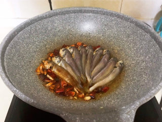 10、酱焖黄花鱼,加入小黄花鱼