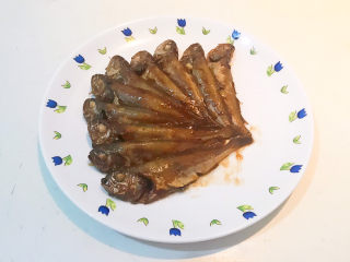 15、酱焖黄花鱼,把烧熟的小黄花鱼夹出来放入盘里