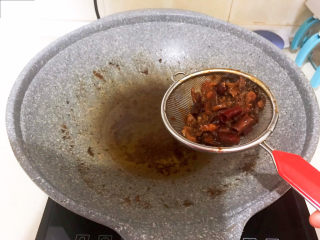 16、酱焖黄花鱼,把烧鱼底汁里面的料渣过滤出去