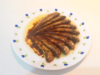 17、酱焖黄花鱼,然后再把剩余的底汁浇到小黄鱼上面