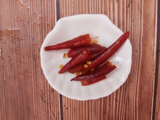 5、羊肉炒香菜,准备几个干辣椒，掰开两半