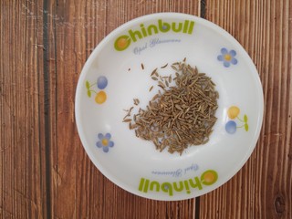 6、羊肉炒香菜,准备一勺孜然