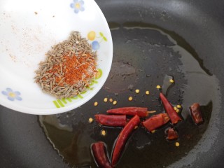 11、羊肉炒香菜,再放入调料