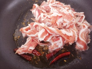 14、羊肉炒香菜,然后加入羊肉炒