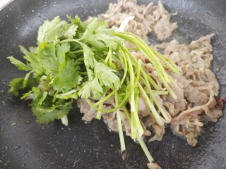 16、羊肉炒香菜,然后加入香菜