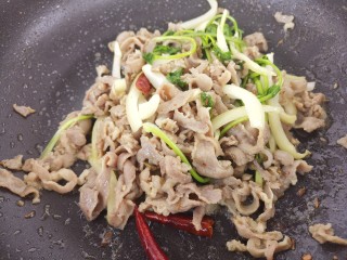 17、羊肉炒香菜,继续翻炒均匀即可