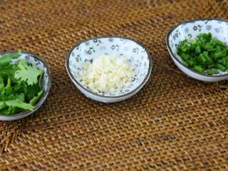 2、土豆真是百吃不腻,尤其现在天气变热了,凉拌才是最佳做法,香菜摘叶、蒜剁末、葱切段备用。