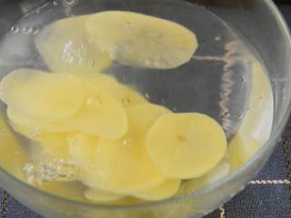 3、土豆真是百吃不腻,尤其现在天气变热了,凉拌才是最佳做法,开水入锅,水开关火,捞出。