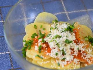 5、土豆真是百吃不腻,尤其现在天气变热了,凉拌才是最佳做法,再加入辣椒粉、蒜末、葱花、白芝麻。