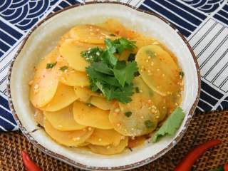 7、土豆真是百吃不腻,尤其现在天气变热了,凉拌才是最佳做法,鲜香脆爽又入味,好吃到根本停不下来!