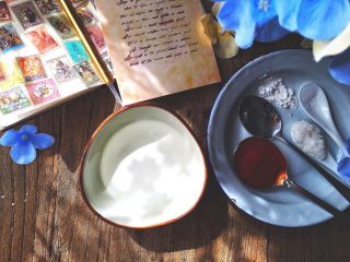 5、简单快手的 酸甜糖醋鱼柳,调制酱料:碗内加入半碗水