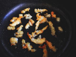 10、简单快手的 酸甜糖醋鱼柳,煎至一面变黄后翻面