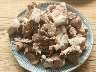6、冬瓜薏米老鸭汤,然后捞起沥干水待用。（鸭肉的腥膻味重，这样可以去除血水和异味，以免汤汁混浊。）