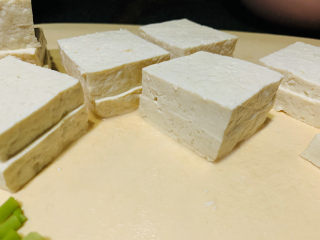 2、油菜豆腐,把豆腐洗净，切方块，控干水；