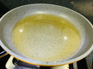 3、油菜豆腐,锅里加适量油；