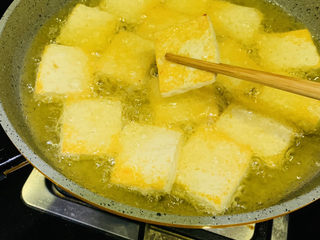 5、油菜豆腐,一面金黄时，翻另一面炸；