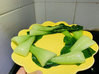 9、油菜豆腐,油菜羹脆绿就可以捞出，不要老太久，太久不脆；