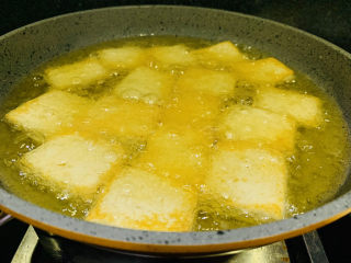 10、油菜豆腐,豆腐转中小火，捞青菜时边煎豆腐，两面金黄即可；