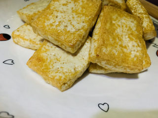 11、油菜豆腐,先把炸好的豆腐捞出放在盘里；