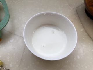 3、炒牛肉也可以温婉清雅➕白百合小炒牛肉,搅拌均匀制成水淀粉备用